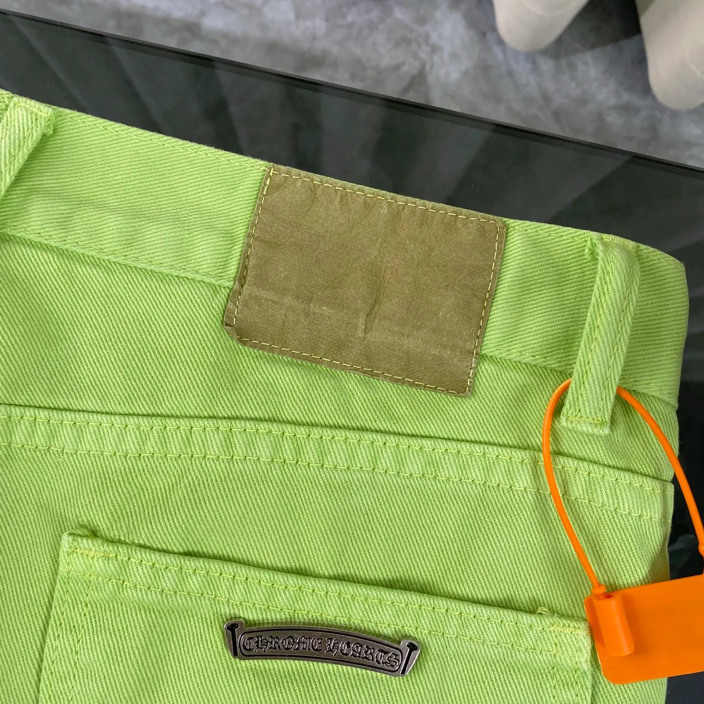 P250 chrome hearts 2025 two-color cross patch leather apple green jeans vi Top heavy industry fashionable design] Consistent high street luxury style creation. Speaking of this style, the Zangyin family and GU family are definitely the leading representative brands. Especially the Zangyin family has really achieved a state-of-the-art effect in creating high street style. The unique washed material is used to create this style. The color system is quite eye-catching. After it is decorated with patchwork cross flowers, it cleverly highlights the charm of the brand. Secondly, this style uses classic The classic high-waist cutting design highlights the long legs and fashionable temperament of the upper body. The brand is highly recognizable and the slim fit configuration is more suitable for daily wear. It is a product that interprets personality, fashion, and specifications at a glance. This single product is enough to make any fan excited. It can be a white T-shirt for youthful preppy style, or a tight suspender for lady style. It has strong matching ability and can be easily controlled by men.  [Materials and craftsmanship] Needless to say, this point goes without saying. As an excellent craftsman brand, Zangyin’s requirements for details and craftsmanship are really perfect. The washed color of this model has gone through so many processes, not to mention the embellishment of denim appliques. It is also purely hand-made and sewn. Just like what they believe in, only hand-made things have soul and have the meaning of wear. A top-notch heavy-duty fashionable denim item, I look forward to your perfect interpretation! !  Size:28-36